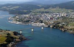 Ribadeo en la costa de Lugo, Galicia. Frontera con el Principado de Asturias unida mediante el puente de los Santos